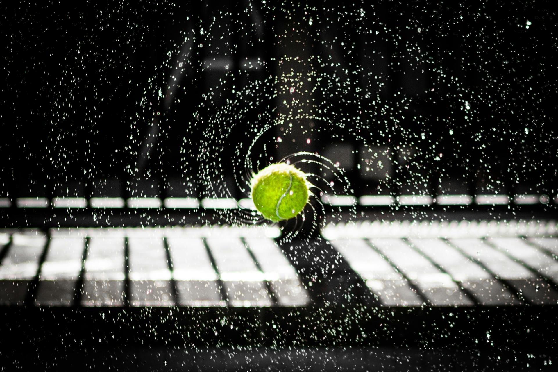 Whet tennisball spinning and flinging water in circle